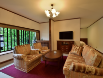 窓越しに見える中庭と花屋全景が美しい【スイートルーム】本館 THE MAIN 202　リビングルーム