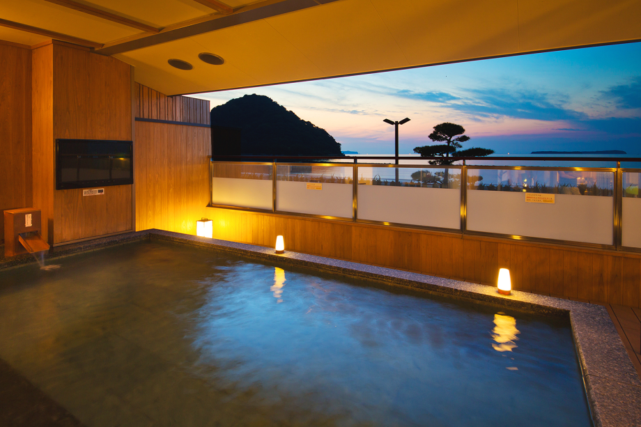 ■夕景の湯■海を望む露天風呂、夕方には夕日を、朝には朝日をお楽しみいただける絶景露天風呂