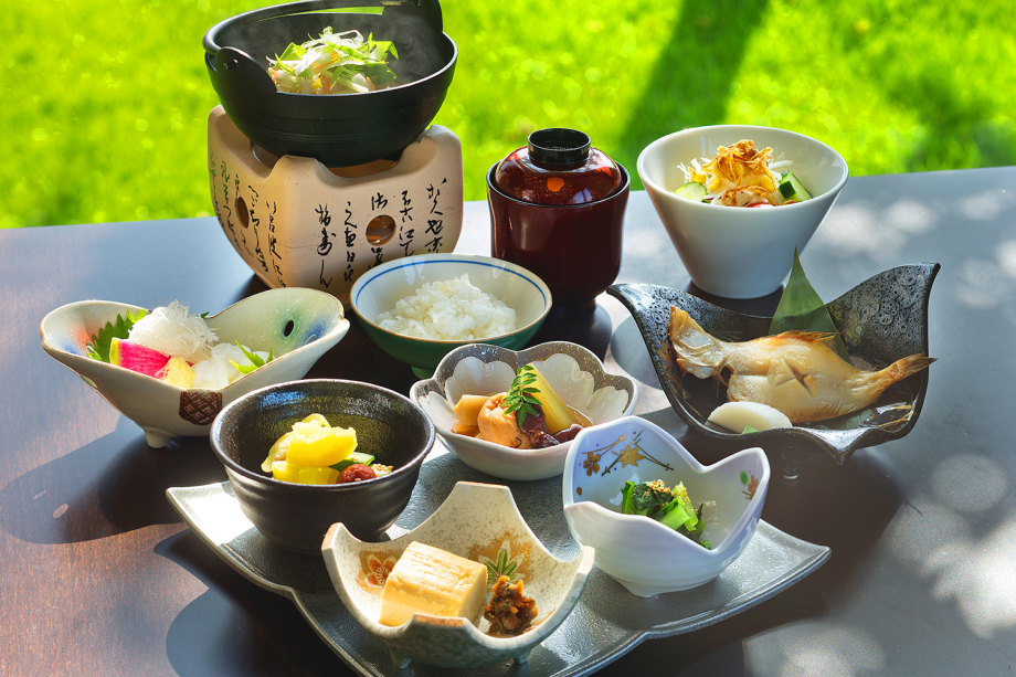 ■海の和朝食■イカ・フグなど海が近い萩でしか食せない“新鮮な海鮮”が盛り沢山（写真はイメージです）