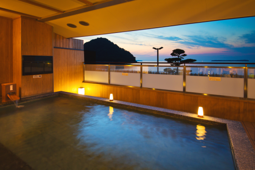 ■夕景の湯■海を望む露天風呂、夕方には夕日を、朝には朝日をお楽しみいただける絶景露天風呂
