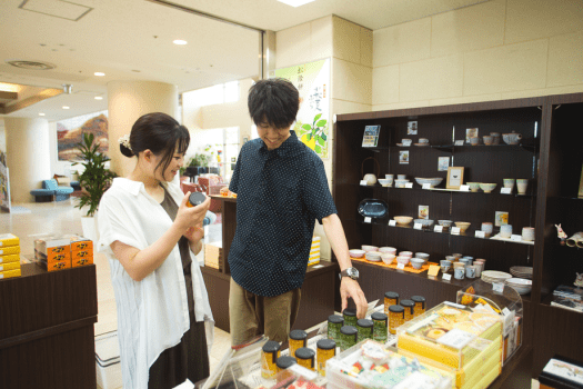 お菓子の他にも陶器など萩ならではの商品が並ぶお土産コーナーは選ぶ時間も楽しい♪