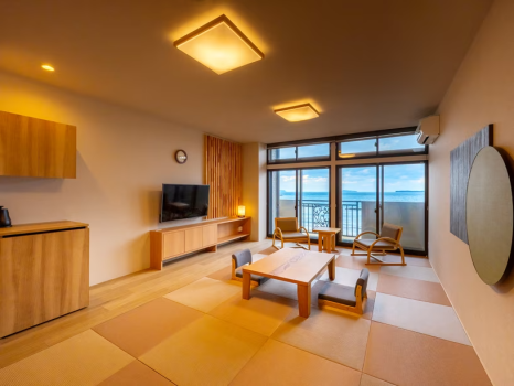 【展望和室】 広々とした室内に、窓には一面に広がる海。絶景を眺めながらゆっくり過ごせる一室。