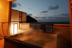 すぐ目の前は日本海・菊ヶ浜海岸！静かにおとずれる夕暮れ時のひと時を温泉露天風呂とともに♪