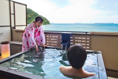 客室の露天風呂では時間を気にせず、いつでも温泉を満喫できます