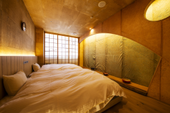 【デザイナーズ和洋室-やわらぎ-】 煌びやかさとあたたかみを兼ね備えた、和紙の心地よさに包まれる一室。