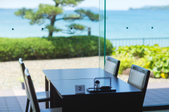 ガラス張りのレストランはお食事と共に外の景色を楽しむことができます