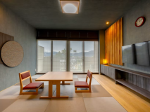 【和室】 窓からレトロな雰囲気の街並みが見える、懐かしくもあり“ほっ”とする一室。