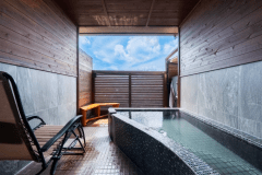 ①客室露天風呂付ドームテント　ダブルベッド&times;3台