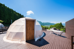 ③貸切温泉客室付ドームテント　ダブルベッド&times;3台