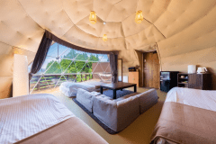 ③貸切温泉客室付ドームテント　ダブルベッド&times;3台