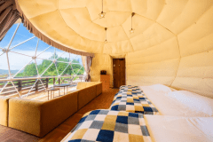 ⑤貸切温泉客室付ドームテント　ダブルベッド&times;3台