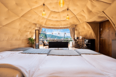 ⑥貸切温泉客室付ドームテント　ダブルベッド&times;2台　シングルベッド&times;2台