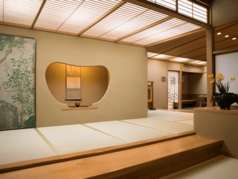 *【玄関・猪目棚】玄関には当館の顔となる作品を展示いたしております。