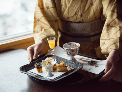*【客室係】お部屋の所蔵品も自慢ですが、骨董以上に茶道の所作を身に着けた仲居のおもてなしが自慢です。