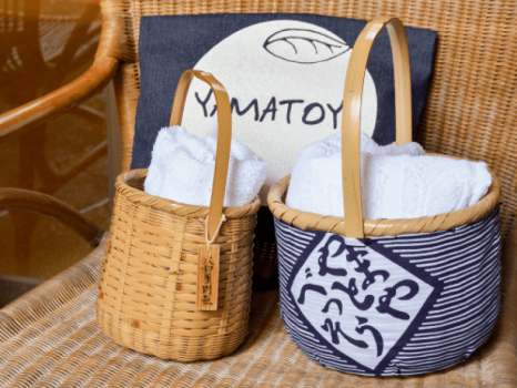 *【湯籠・布バック】湯巡り用のタオル等を籠に入れて玄関にご用意しております。番頭にお申し付けください