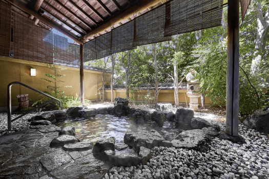 【庭園露天風呂】四季移ろう景色と爽やかな風を感じ、道後の湯に浸る贅沢を。