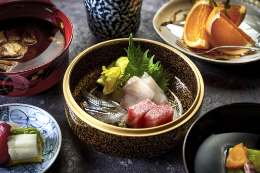 【ご夕食一例】季節ごとに変わる新鮮な瀬戸内の魚介類をご提供いたします。