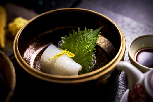 【ご朝食】いか刺し・釜揚げしらすなど、瀬戸内の恵みもたっぷりと。