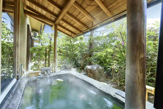 【梅：露天風呂付和室スイート】石造りの露天風呂と、槙造りの内風呂がございます。