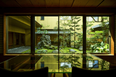 【ロビー】当館自慢の日本庭園を眺め、心ゆるむひとときをお過ごしいただけます。