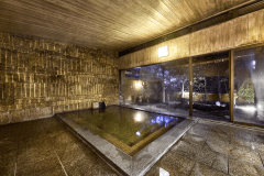 【内風呂】静けさが包む荘厳な造り。ゆったりと足を伸ばしておくつろぎいただけます。