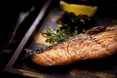 【ご朝食】脂乗りよく、ふくよかに風味広がる焼鮭は、料理長がまるごと一尾を塩引きしたこだわりの逸品。