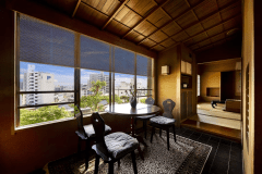 【海棠：和室デラックススイート】道後の街なみを見渡すダイニングルーム