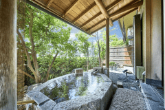 【桜：露天風呂付和室スーペリア】木々の囁きに耳を傾け、ゆったりと温泉に浸かる癒しの時間