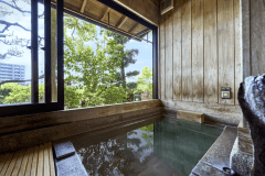 【桃：半露天風呂付和室スイート】窓を開ければ、爽やかな風が吹き抜けます。