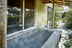 【梅：露天風呂付和室スイート】石造りの露天風呂と、槙造りの内風呂がございます。