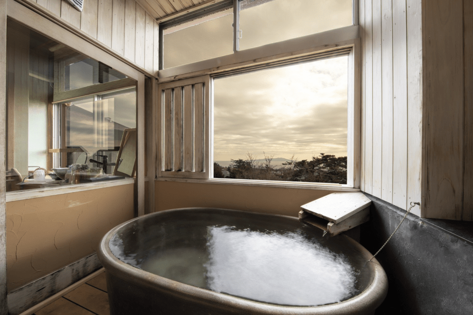 【朝食付き】彩り小鉢の籠盛り含む和朝食と全室露天風呂付客室で温泉を満喫！