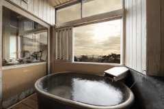 【朝食付き】彩り小鉢の籠盛り含む和朝食と全室露天風呂付客室で温泉を満喫！