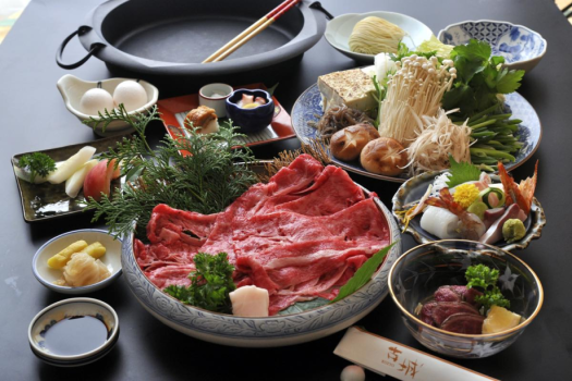 【但馬牛すき焼き】特製割下が沁みる霜降り但馬牛｜但馬牛200g使用｜特選但馬牛すきやきコース