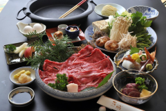 【但馬牛すき焼き】特製割下が沁みる霜降り但馬牛｜但馬牛200g使用｜特選但馬牛すきやきコース