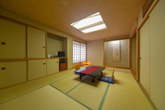 和室10畳｜4名定員｜トイレ付｜禁煙