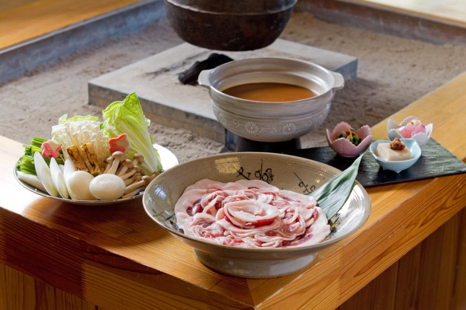 【ぼたん鍋コース】猪肉の旨味が染み渡る ”郷土の食” |お食事処 提供|天然温泉 【ぼたん鍋コース】猪肉の旨味が染み渡る ”郷土の食” |お食事処 提供|天然温泉