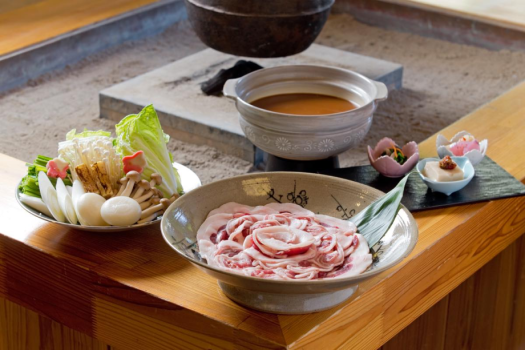 【ぼたん鍋コース】猪肉の旨味が染み渡る ”郷土の食” ｜お食事処 提供｜天然温泉