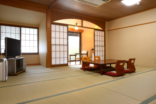 本館和室15畳（バス・トイレ共有）