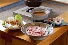 【ぼたん鍋コース】猪肉の旨味が染み渡る ”郷土の食” ｜お食事処 提供｜天然温泉