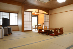 本館和室15畳（バス・トイレ共有）