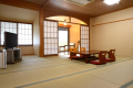 本館和室15畳（バス・トイレ共有）