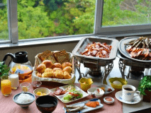 山々を眺める食事会場で爽やかな朝食ミニブッフェ