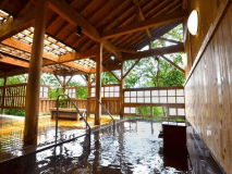 渓谷を望む石露天風呂（露天風呂からの新緑や紅葉、雪景色が人気です）