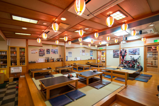 酒処「三角屋」（営業時間11:00～14:00、18:00～23:00）