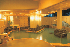 湯量豊富な自噴温泉の桧大露天風呂「花桧」