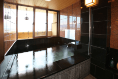 客室露天風呂（浴槽定員：2名様）でお寛ぎください