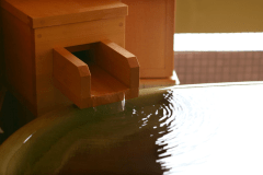 客室露天風呂は自家源泉100％かけ流し（加水・加温なし）