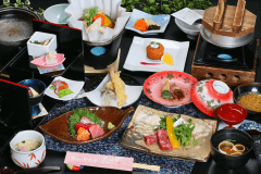 山梨県産黒毛和牛ステーキ（30g）・甲州名物ほうとう鍋を中心とした郷土色豊かなお料理（イメージ）