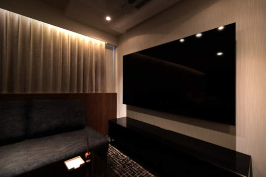 【サウナ付きツインプレミアルーム】大画面の75型テレビ。ベッドの目の前にも50型テレビがあります！
