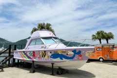 ・【クルーザー・モアナ】カップルにおすすめ。かわいらしい小舟を改装した客室です